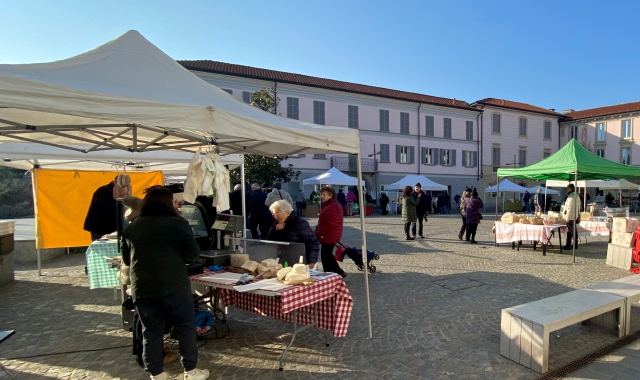 Ieri in piazza Vittorio Emanuela il mercato contadino con i produttori locali che sono stati apprezzati dai bustocchi