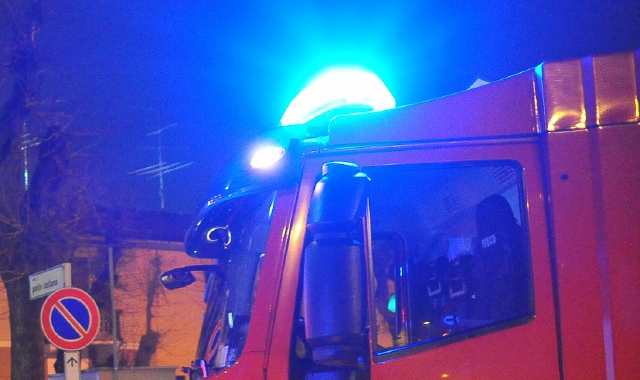 Auto dei vigili incendiate con due molotov a Milano