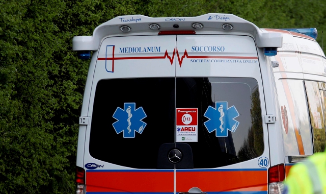 Nerviano, si schiaccia la mano e finisce all’ospedale