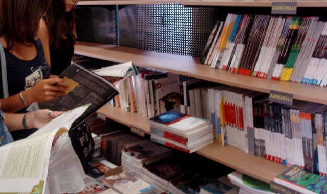 Letture in libreria (foto archivio)