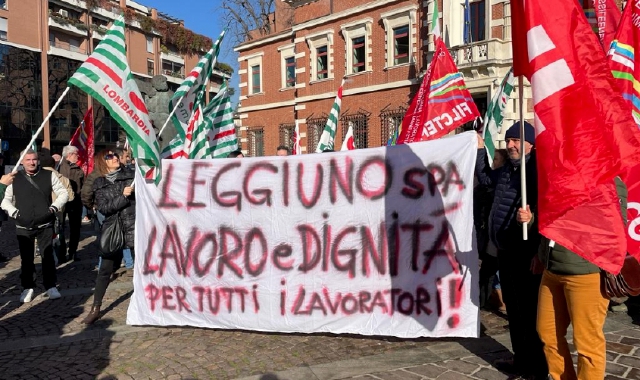 Il presidio davanti al Tribunale di Varese (foto Angelo Puricelli - Agenzia Blitz)