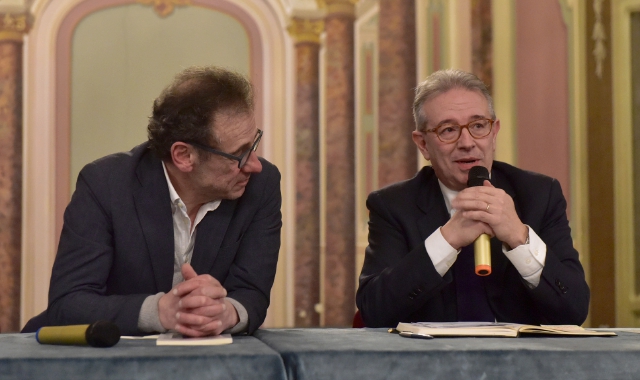 Giuseppe Battarino (a destra) ieri nel Salone Estense con il giornalista della Prealpina, Pasquale Martinoli Blitz