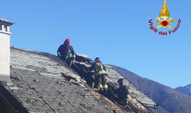 I vigili del fuoco al lavoro sull’incendio a Crevoladossola (foto vigili del fuoco)