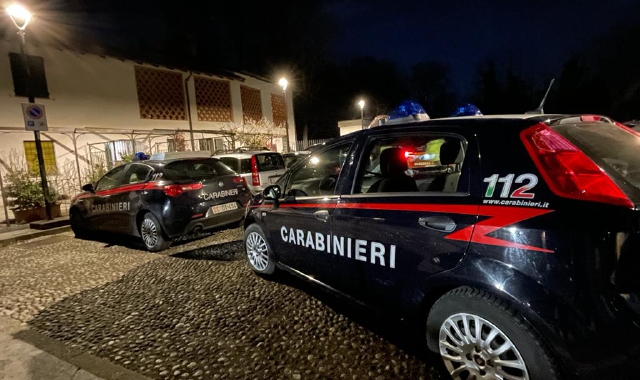 I carabinieri sul luogo dove è avvenuta la tragedia, a Gornate Superiore, frazione di Castglione (foto Angelo Puricelli - Agenzia Blitz)