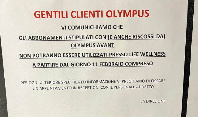 Il cartello comparso oggi all’ingresso del Life Wellness di via Sanvito