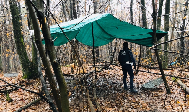 Una tenda dello spaccio scoperta dalle forze dell’ordine nei boschi del Tradatese