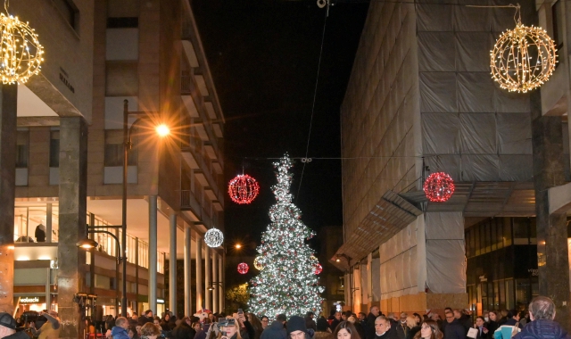 Vie illuminate durante i giorni di festa in città, ma con decorazioni più sobrie rispetto agli anni scorsi a causa della bolla energetica