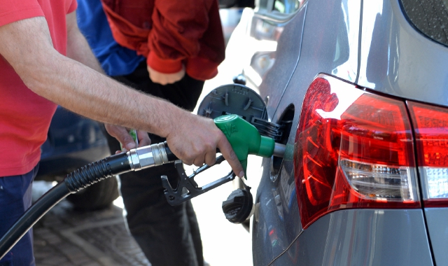 Distributore di benzina (foto archivio)