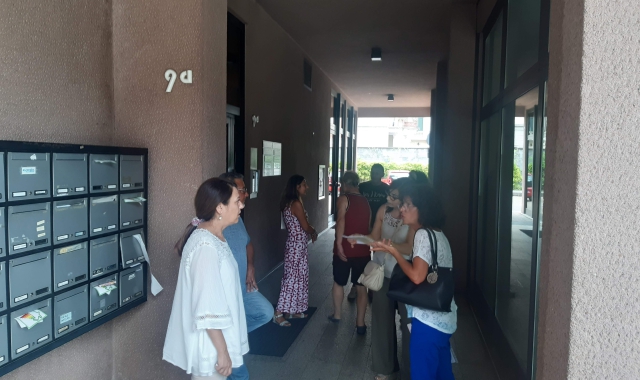 Gallarate, i vacanzieri danneggiati sotto la sede Esse vacation lo scorso 17 agosto (foto Archivio)