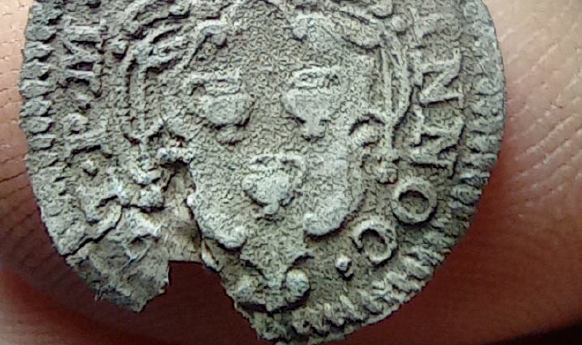 Una delle due monete ritrovate a Brovello Carpugnino (foto Fornara)
