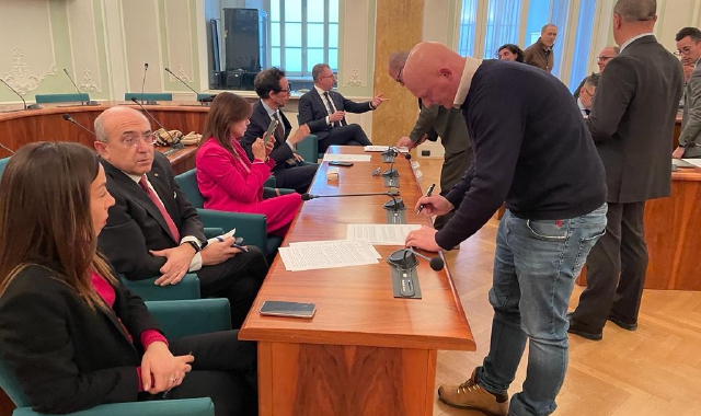 La firma dell’accordo oggi in Prefettura a Varese (foto Puricelli - Blitz)