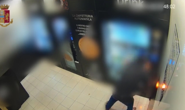 Un frame del video in cui viene ripreso l’uomo mentre appicca l’incendio