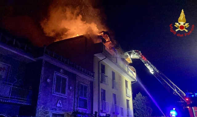 Tetto in fiamme a Gallarate: sul posto anche il sindaco
