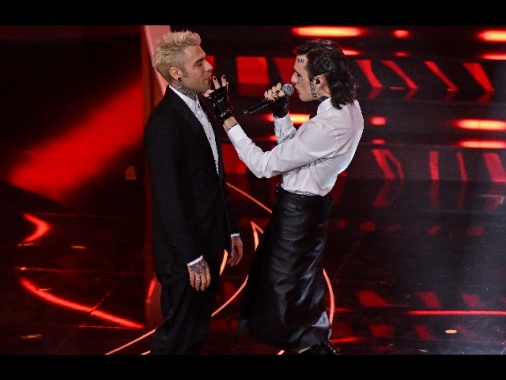 Rosa Chemical show, bacia e mima amplesso con Fedez