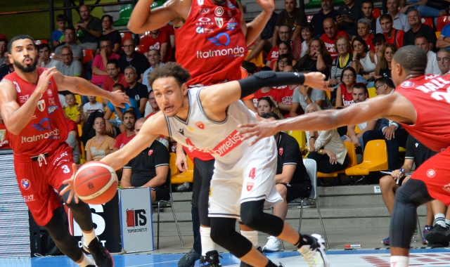 Colbey Ross in azione contro l’Olimpia Milano (Blitz)
