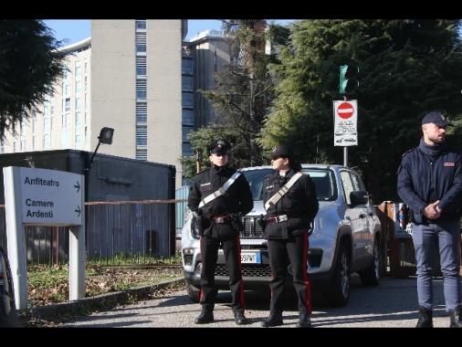 Cospito rifiuta sedia a rotelle e chiede scusa per disturbo