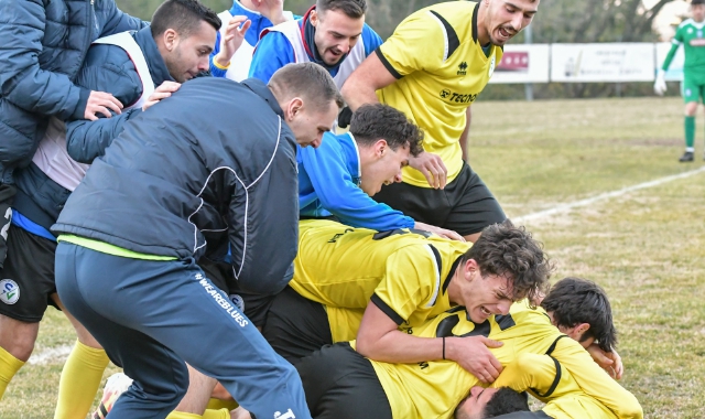 Lo Stresa esulta dopo il gol della vittoria (foto Patrizia Coppari)