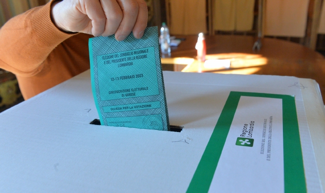 Il voto del governatore uscente Attilio Fontana a Varese (foto Blitz)