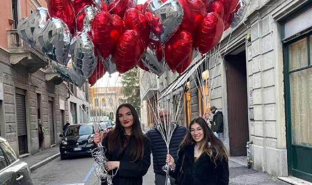 San Valentino a Gallarate: cuore luminoso e palloncini