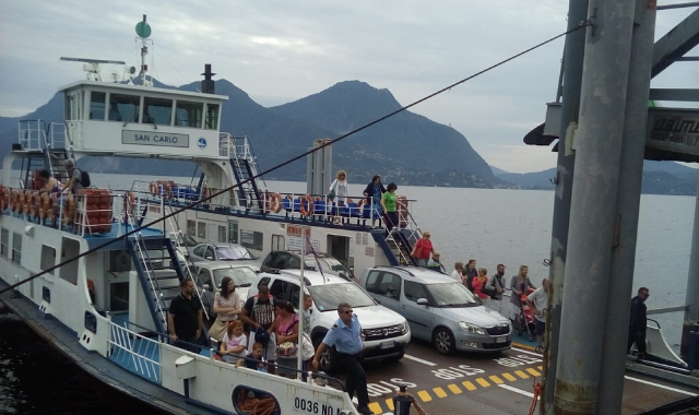 Problemi di attracco a Intra rendono impossibile trasportare il carro (foto Archivio)