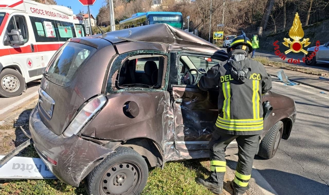 Varese, scontro fra auto e bus: tre ferite