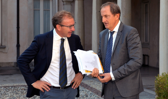 Il sindaco bustocco Emanuele Antonelli e l’onorevole Andrea Pellicini, coordinatore provinciale di Fratelli d’Italia, nel cortile di Villa Recalcati (foto Blitz)