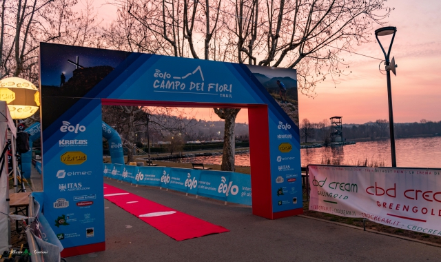 Arco di partenza dell’Eolo Campo dei Fiori Trail (foto redazione)