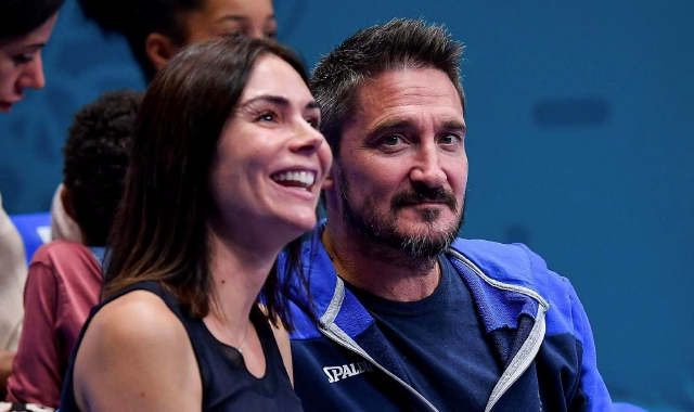 Gianmarco Pozzecco con la moglie Tanya Robles. Nell’altra immagine mamma e figlia