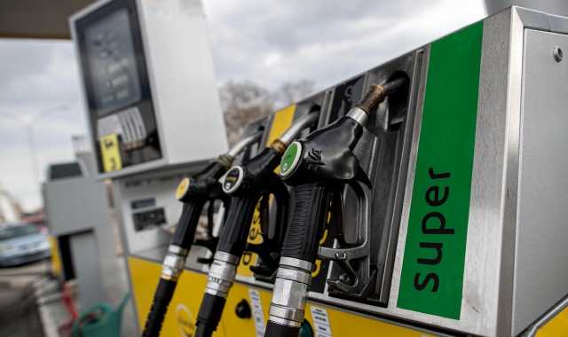 Distributore di benzina (foto archivio)