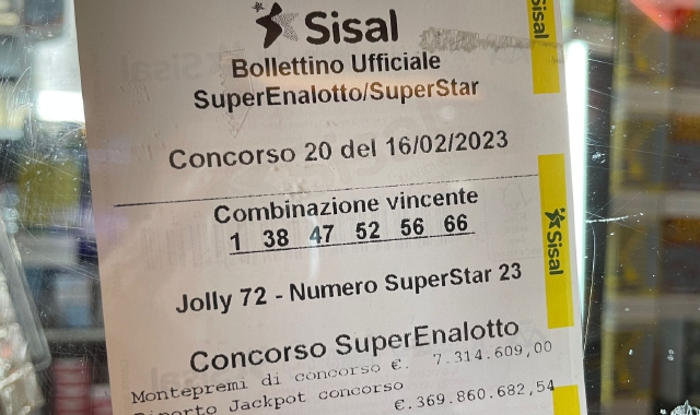 Il bar tabaccheria Cà Rossa e lo scontrino vincente (foto Domenico Ghiotto)