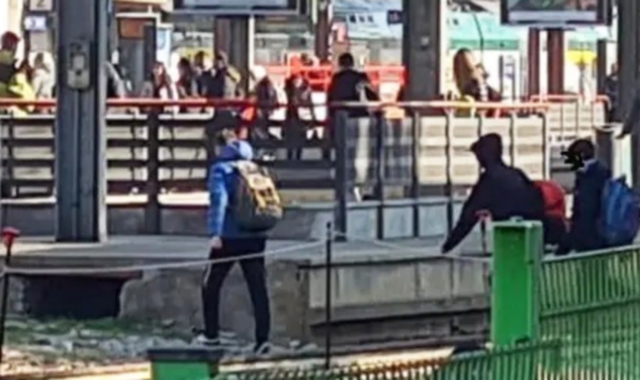 Due immagini di studenti che costeggiano o attraversano addirittura i binari per raggiungere la stazione del centro. Il Comitato Viaggiatori lancia ora un appello (Foto Blitz) 