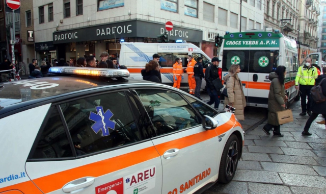 Giovane investita in via Torino a Milano da un tram questo pomeriggio (foto Ansa - Salmoiraghi)