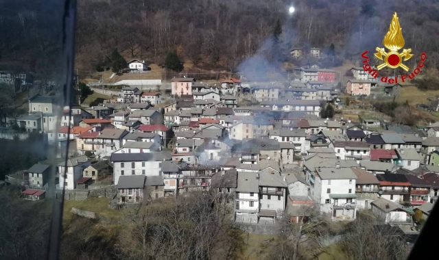 Tre case in fiamme a Maccagno