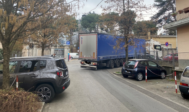 Varese, un altro tir incastrato in via Tamagno