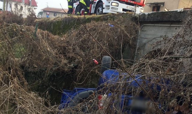 Borgomanero, sbanda e vola dal ponte