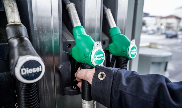 La benzina non si muove. Prezzo come in Svizzera