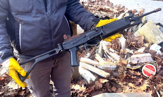 Azzate, un kalashnikov tra i rifiuti del Camping