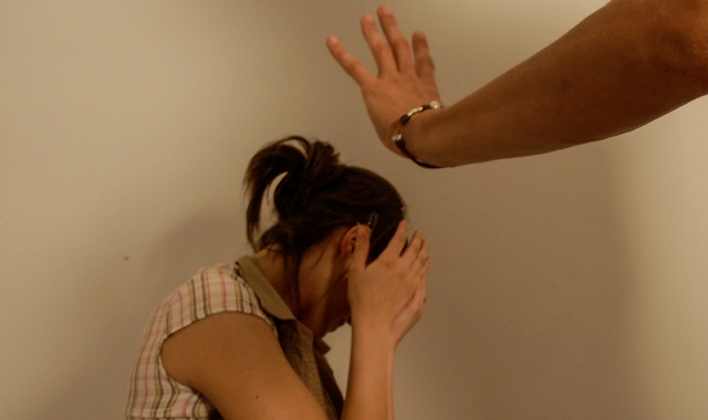 Tradate, nove anni al marito violento