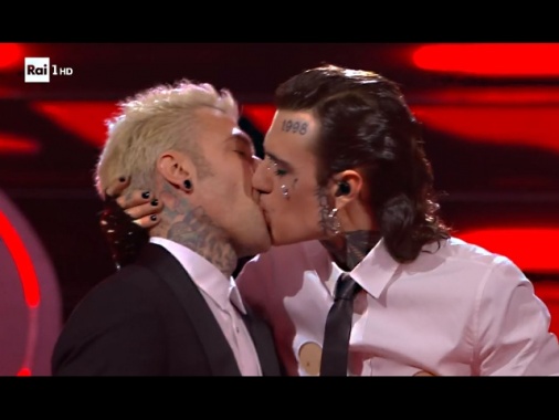 Bacio Fedez-Rosa Chemical, la procura archivia 'non c'è reato'