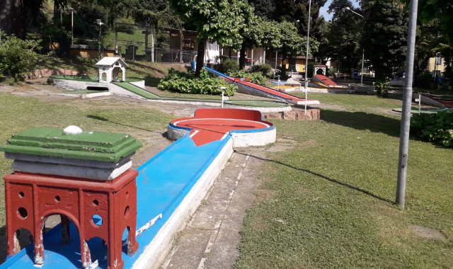 Varese, ragazzini assaltano il minigolf: arriva la polizia