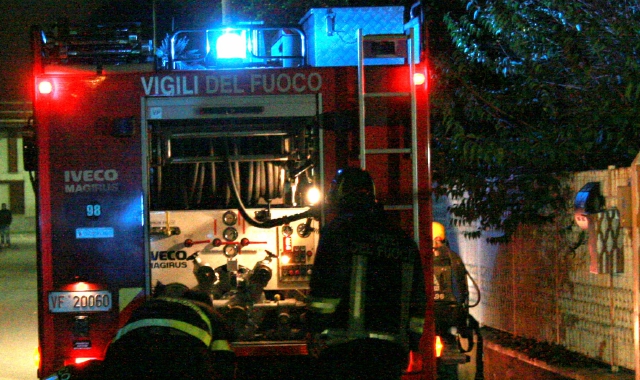 Sul posto sono intervenute le ambulanze, i vigili del fuoco e i carabinieri (Archivio)