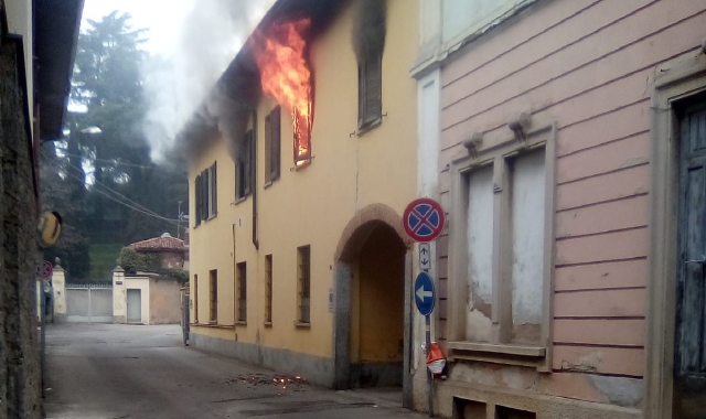 Salvo dopo il tuffo dalla casa in fiamme a Cassano