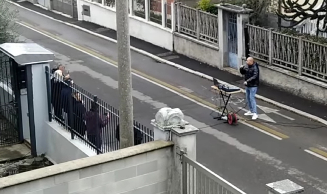 I due futuri sposi Silvia e Luca e, a lato, il cantante Daniele Saia durante la sua esibizione di domenica sotto l’abitazione dei due fidanzati: applausi dai vicini (foto Blitz)
