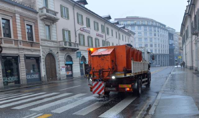 Mezzi spargisale in azione nelle strade cittadineNonostante finora il clima sia stato clemente sul fronte temperature, più volte i mezzi sono usciti per svolgere le operazioni antighiaccio in tutti i rioni della città (foto Blitz)