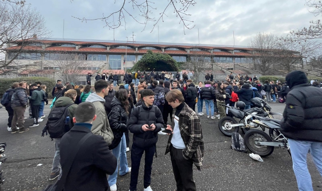 I ragazzi del liceo fuori da scuola (foto Redazione)