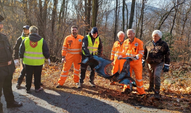 Dai boschi dello spaccio spunta un motorino