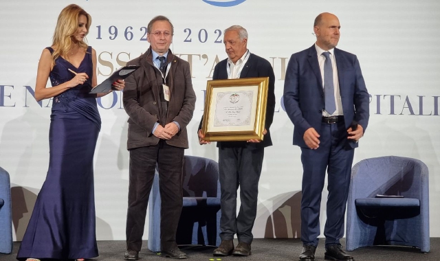 Il presidente Unpli Romeo che riceve una targa per le Pro Loco Centenarie; a destra il presidente nazionale La Spina e il presidente regionale Unpli Ricciardi (foto redazione)