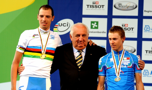 Amedeo Colombo con il campione del mondo di ciclismo 2008 Alessandro Ballan e con l’argento Damiano Cunego (Archivio)