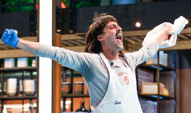 Nella foto concessa da Sky il varesino Edoardo Franco in alcuni momenti di MasterChef mentre esulta per l’ingresso in finale