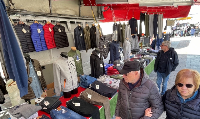 Il mercatoe, sotto, Rodolfo Calzavara, presidente provinciale della Fiva (Federazione Italiana Venditori Ambulanti)(Blitz) 